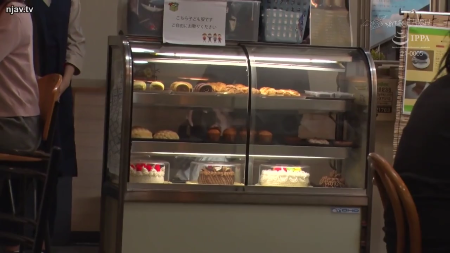 Sitting Posture · 全景 · Casual clothes · 展示柜 · 蛋糕 · 面包店