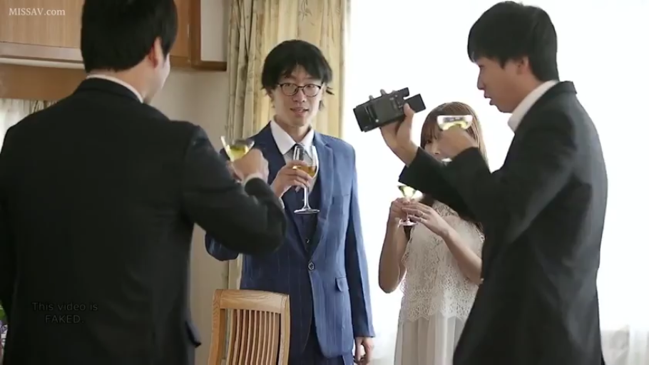 室内 · 站立 · 中景 · 微笑 · 酒杯 · 多人 · 西装 · 敬酒