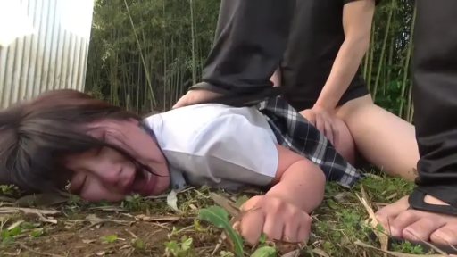 脸部特写 · 制服 · 俯卧位 · 痛苦表情 · 凌辱行为 · 户外竹林