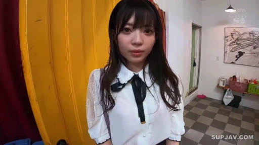 室内 · 微笑 · 面部特写 · 纹身 · 挥手 · 戒指 · 黑色吊带 · 姿势