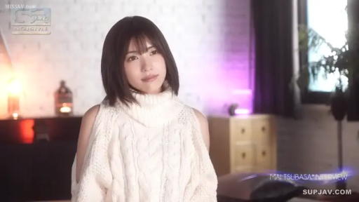 Indoor · 平静 · Sit properly. · 上半身 · Interview · 白色高领露肩毛衣