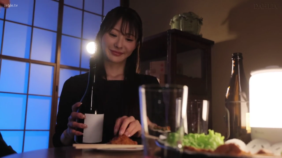 坐姿 · 微笑 · 半身特写 · 食物 · 黑色上衣 · 和风室内 · 拿酒瓶