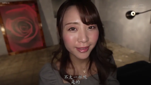 Indoor · Sitting Posture · Face · Smile · Necklace · Gray top · Plot · 注视镜头