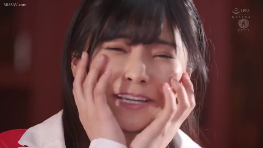 室内 · 特写 · 开怀大笑 · 红色制服 · 灿烂 · 清纯风格 · 双手捧脸