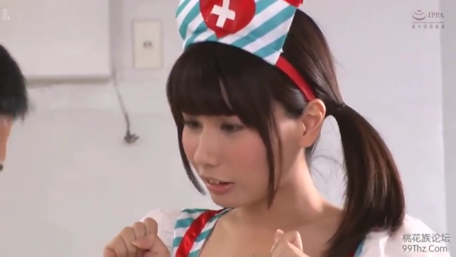 室内 · 护士服 · 自然 · 半身特写 · 注視 · 屈手握拳