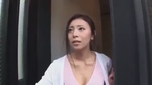 面部 · 站立 · 白色开衫 · 近景 · 门口 · 探头 · 疑虑