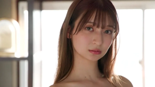 室内 · 顔部のクローズアップ · 凝視 · 长发 · 正面 · 冷艳 · 露肩