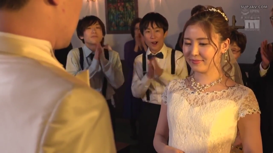 婚纱配饰 · 幸福表情 · 婚礼教堂 · 白色蕾丝婚纱 · 新娘面部特写 · 婚礼仪式氛围