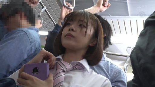 坐姿 · 全身 · 微笑 · 露出 · 客厅沙发 · 玩手机 · 浅蓝连衣裙 · 紫色手机
