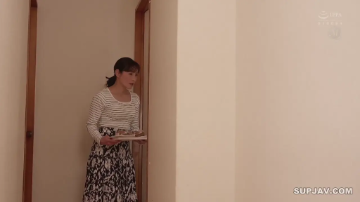 站立 · 全景 · 熟女 · 惊讶 · 托盘 · 室内走廊 · 条纹长袖 · 端着托盘