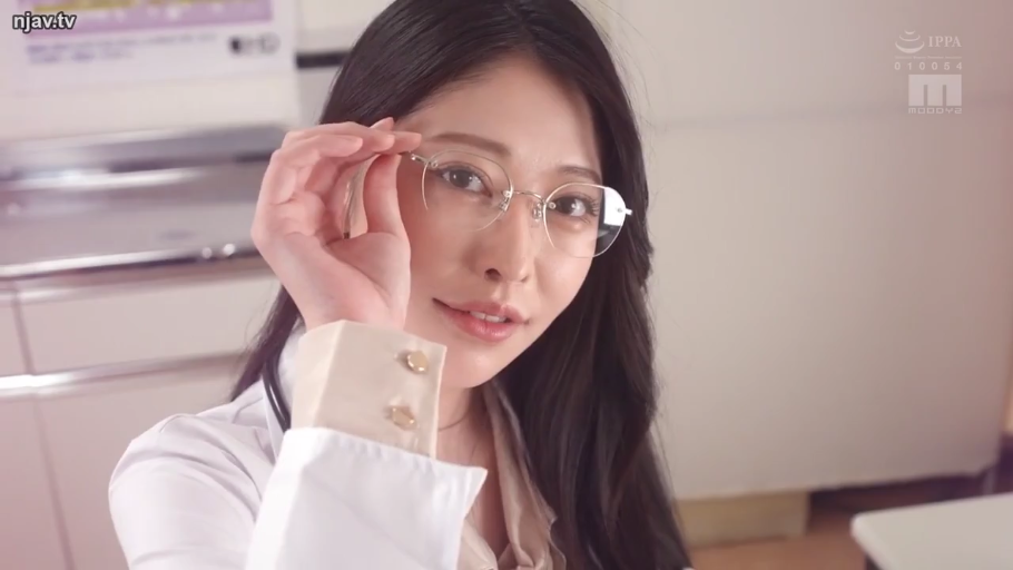 坐姿 · 白大褂 · 眼镜 · 办公室 · 微笑 · 面部特写 · 亚洲女性 · 调整眼镜