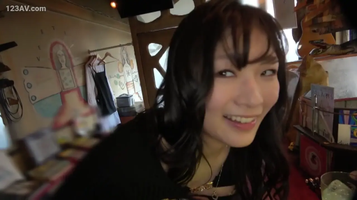 俯身 · 臉部特寫 · 微笑 · 餐厅 · 黑色上衣 · 俏皮 · 水杯 · 广角视角