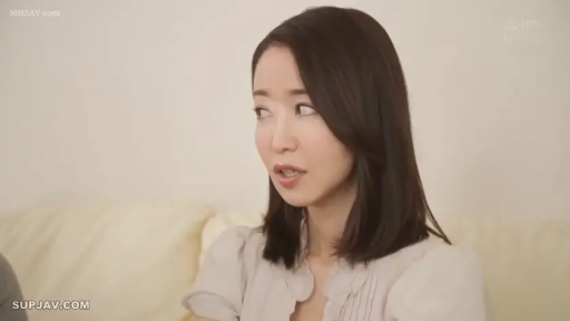 室内 · 坐姿 · 沙发 · 自然 · 居家 · 近景 · 浅色衬衫 · 侧头交谈