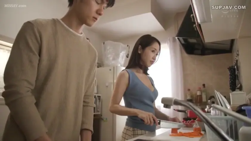 站姿 · 平静 · 厨房 · 居家服 · 菜刀 · 切菜 · 日常风