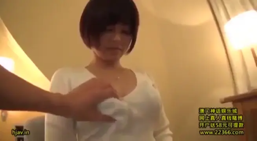 室内 · 胸部 · 頭を下げる · 站立 · デスクライト · 袭胸 · 白色V领衫 · 短发眼镜