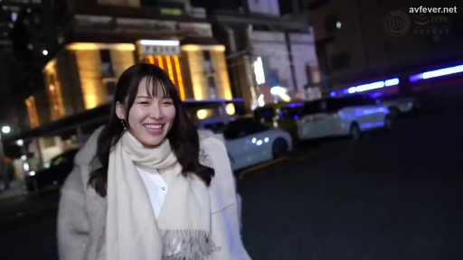 站立 · 半身 · 白色大衣 · 户外停车场