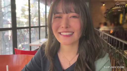 座り姿勢 · 会話 · ネックレス · 顔のクローズアップ · カジュアルウェア · 餐厅 · 日常 · 愉快