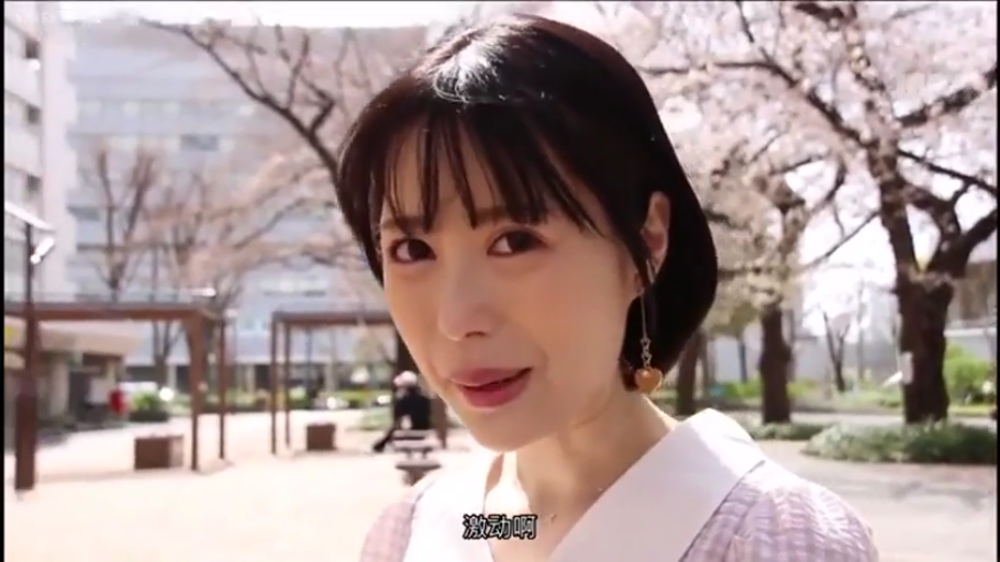 脸部特写 · 站立 · 微笑 · 面对镜头 · 短发 · 耳坠 · 户外公园 · 浅色格纹上衣