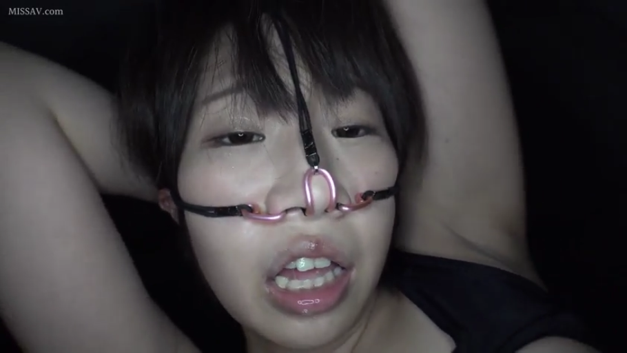 室内 · 面部特写 · BDSM · 仰头 · 痛苦 · 调教 · 黑色吊带 · 口鼻束缚器