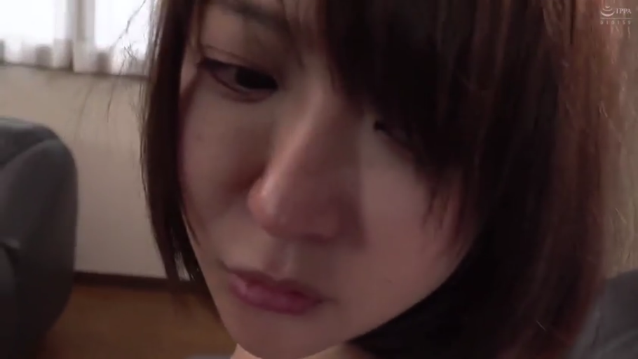 室內 · 委屈 · 臉部特寫 · 注視 · 短发 · 家居服 · 俯頭