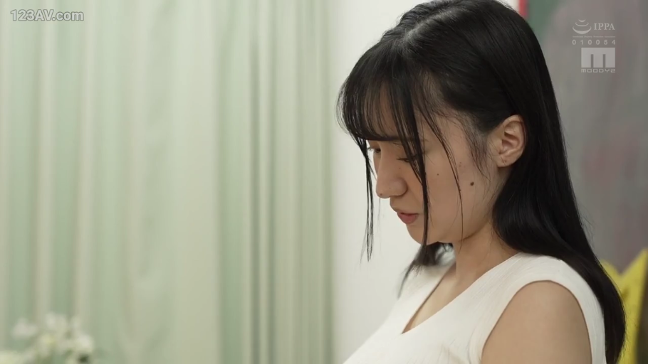 病房 · 写字板 · 病号服 · 医疗检查 · 卧姿 · 中景 · 柔和 · 制服诱惑