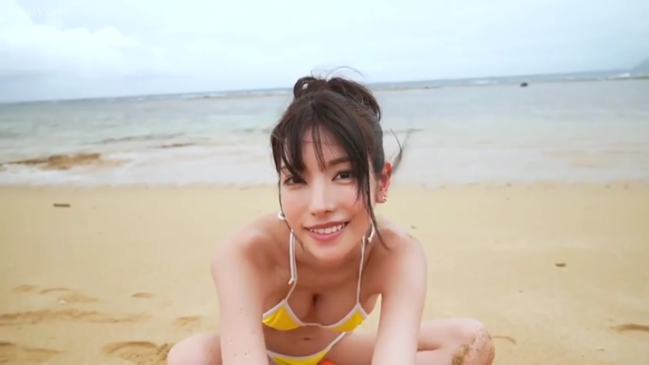 胸部特写 · 黄色比基尼 · 坐姿前倾 · 海边沙滩