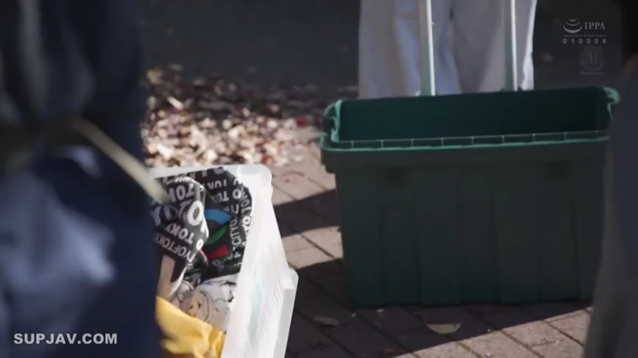 站立 · 中景 · 户外 · 水印 · 整理 · 白色长裤 · 塑料箱