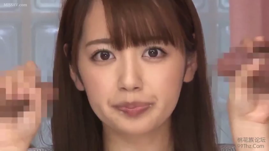 室内 · 脸部特写 · 休闲服饰 · 注视镜头 · 局部打码 · 正面姿势 · 自然表情