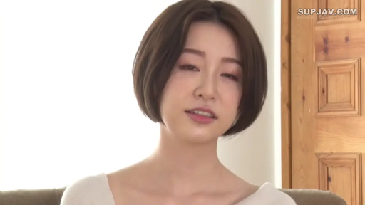 室内 · 坐姿 · 脸部 · 微笑 · 短发 · 白色V领上衣 · 开朗