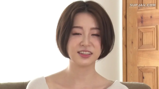 室内 · 微笑 · 面对镜头 · 面部特写 · 正坐 · 短发 · 白色V领针织衫