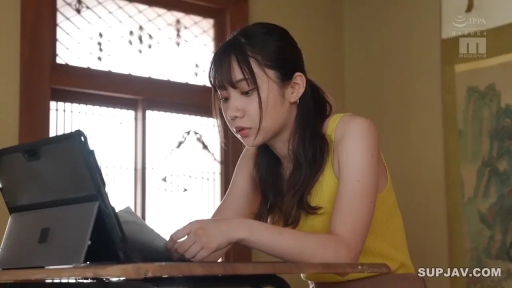 室内 · 坐姿 · 专注 · 笔记本电脑 · 上半身 · 日常 · 黄色无袖背心 · 使用平板电脑