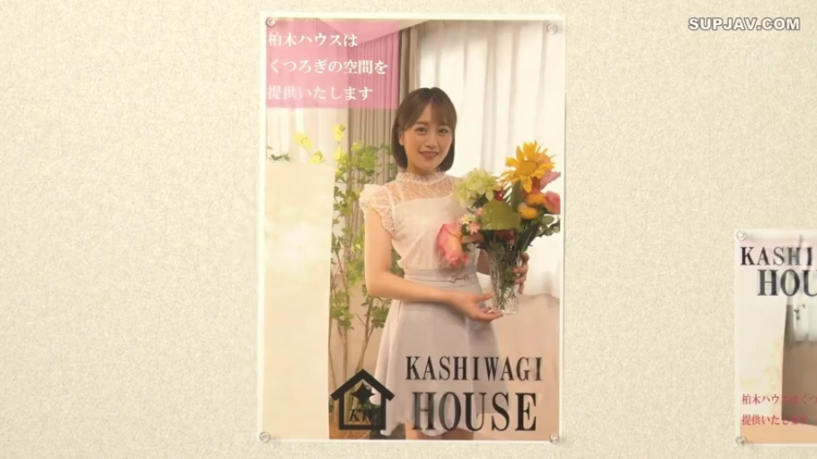 Indoor · Standing Posture · Smile · White lace top · 鲜花 · 手持花瓶