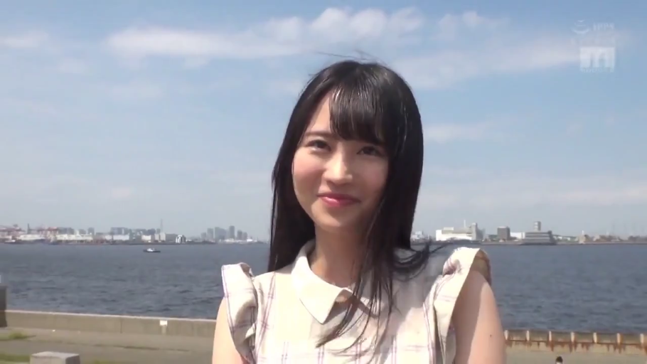 面部特写 · 注视镜头 · 自然光 · 温柔微笑 · 户外海边 · 站立正面 · 格纹无袖上衣