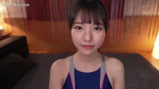 室内 · 平静 · 特写 · 对视 · 连体泳衣 · 肖像 · 正姿