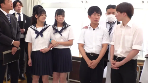 严肃 · 全身 · 教室 · 站立 · 黑板 · 日式校服 · 多人场景 · 训话