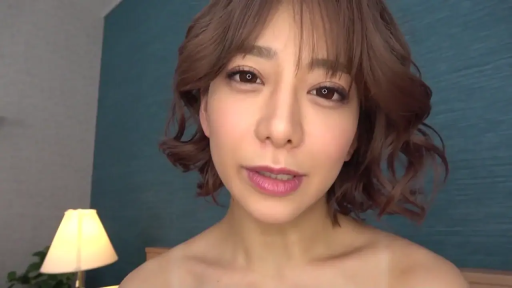 室內 · 臉部特寫 · 平靜 · 檯燈 · 注視 · 正面 · 裸肩 · 人像