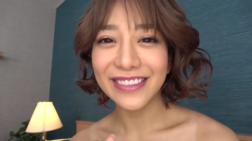 臥室 · 微笑 · 檯燈 · 面部特寫 · 裸露 · 短发 · 正面 · 开心