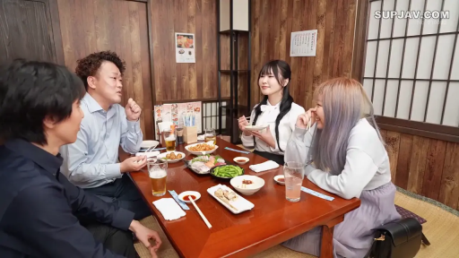 坐姿 · 中景 · 衬衫 · 多人 · 笑容 · 居酒屋 · 聚餐 · 啤酒