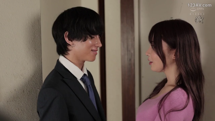 Indoor · Conversation · Stand · Smile · Half-body · Plot · Formal attire