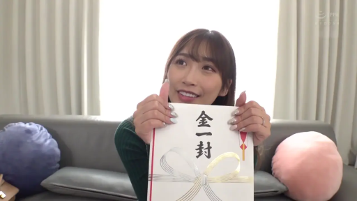 坐姿 · 面部 · 微笑 · 客厅 · 清纯 · 绿色针织衫 · 礼金袋 · 展示物品