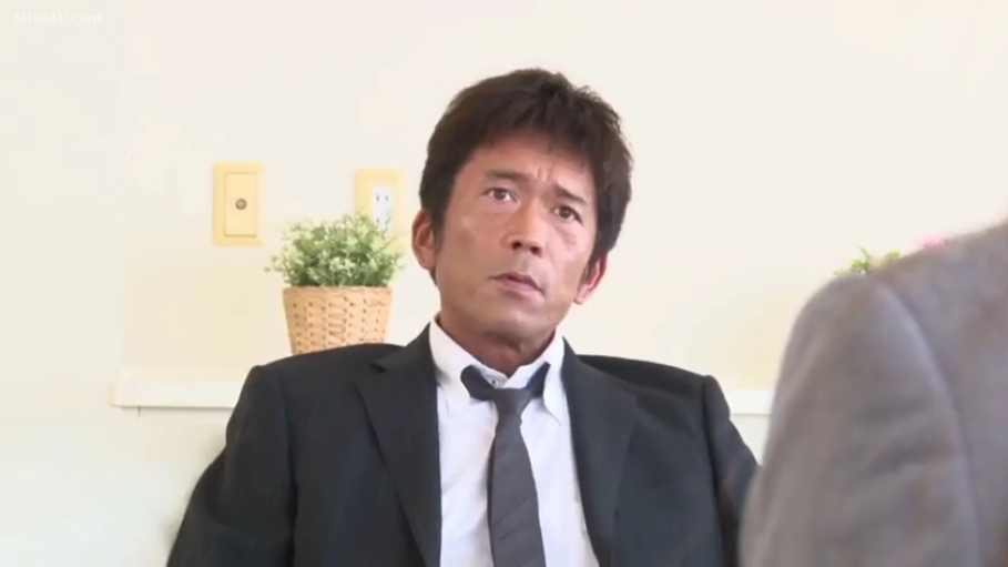 室内 · 坐姿 · 严肃 · 领带 · 盆栽 · 面部特写 · 注视 · 大叔