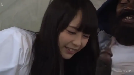 室内 · 身をかがめる · 口交 · 微笑 · 顔のクローズアップ · 白い上着 · 跨种族