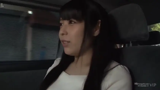 坐姿 · 自然 · 面部特写 · 白色上衣 · 观察 · 车内 · 汽车座椅 · 夜晚