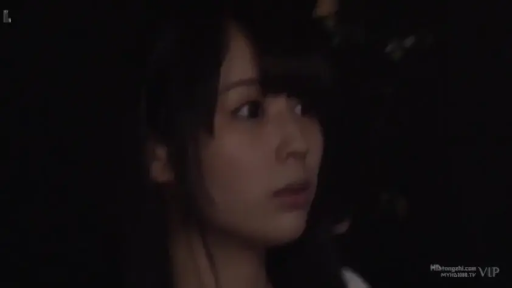 室內 · 面部特寫 · 白色上衣