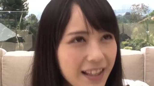 坐姿 · 交谈 · 脸部特写 · 沙发 · 微笑 · 白色上衣 · 户外 · 长发