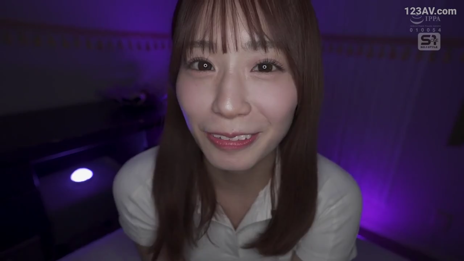 室内 · 俯身 · 脸部特写 · 微笑 · 白色衬衫 · 凝视 · 紫色灯光