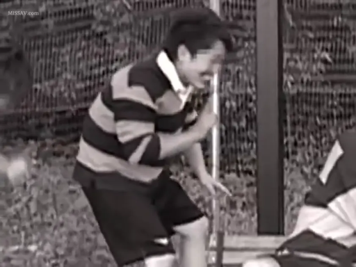 站立 · 中景 · 条纹衫 · 户外 · 大笑 · 围栏 · 欢笑 · 野兽先辈