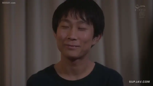 顔部のクローズアップ · 正坐 · 注視 · T恤 · 目を閉じて微笑む · アジア人男性 · 室内幕布