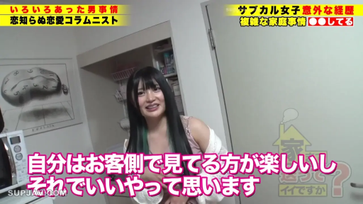 交谈 · 中景 · 站姿 · 微笑 · 白色开衫 · 微波炉 · 室内厨房 · 素人风