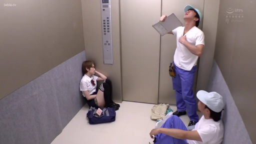 坐姿 · 全身 · 多人 · 包 · 等待 · 电梯 · 焦虑 · 校服与工装